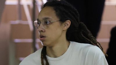 Американскую баскетболистку Бриттни Гринер, задержанную в марте в московском аэропорту Шереметьево и обвинённую в незаконном хранении каннабиса, препровождают на заседание суда в подмосковных Химках 1 июля 2022 года. (Evgenia Novozhenina/Reuters)