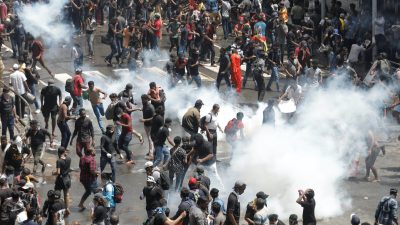 Демонстранты протестуют в доме президента после того, как президент Готабая Раджапакса бежал из-за экономического кризиса в стране, в Коломбо, Шри-Ланка, 9 июля 2022 года. (Dinuka Liyanawatte/Reuters)