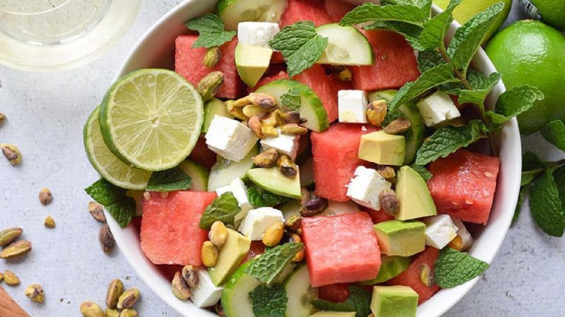 Этот вкусный летний салат одновременно питательный и увлажняющий. (Фото любезно предоставлено Seasonal Cravings)
