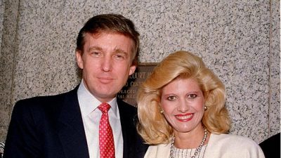 Дональд Трамп и его жена Ивана перед зданием Федерального суда после того, как Иванна была приведена к присяге в качестве гражданина США, май 1988 года. Фото: AP Photo
