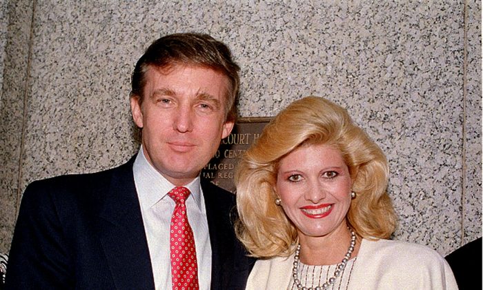 Дональд Трамп и его жена Ивана перед зданием Федерального суда после того, как Иванна была приведена к присяге в качестве гражданина США, май 1988 года. Фото: AP Photo
