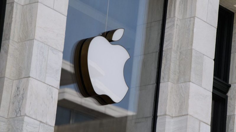 Логотип Apple на входе в Apple Store в Вашингтоне 14 сентября 2021 года.  Фото: Nicholas Kamm/AFP via Getty Images