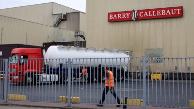 Работники идут по производственной площадке Barry Callebaut в Визе, недалеко от Брюсселя, 30 июня 2022 года. (Kenzo Tribouillard/AFP via Getty Images) 