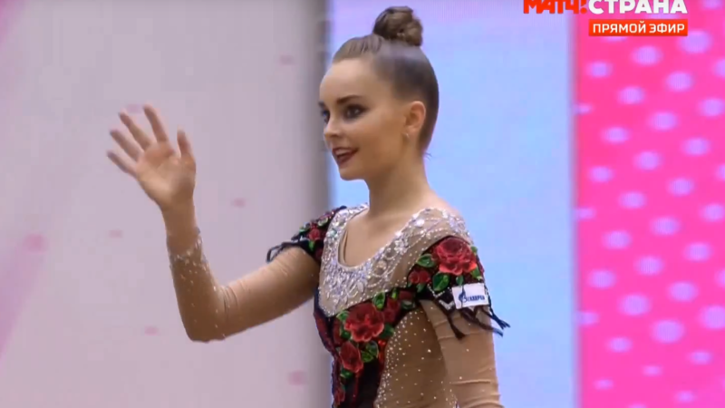 Арина Аверина перед выступлением с булавами. Скриншот/ vk.com/video 