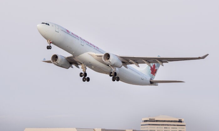 Самолёт авиакомпании Air Canada взлетает из монреальского аэропорта Трюдо в Монреале, 5 декабря 2021 года. (The Canadian Press/Graham Hughes)