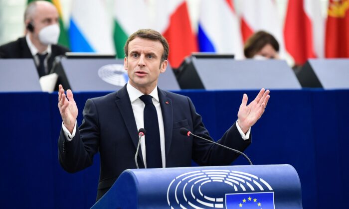 Президент Франции Эммануэль Макрон выступает на пленарном заседании Европейского парламента, представляя программу деятельности французского председательства, поскольку Франция в настоящее время председательствует в Европейском союзе, Страсбург, восточная Франция, 19 января 2022 года. (Bertrand Guay/AFP via Getty Images)
