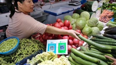 QR-коды Alipay и Wechat для онлайн-платежей на овощном рынке в Наньтуне в провинции Цзянсу. 10 сентября 2018 года. (STR/AFP via Getty Images)