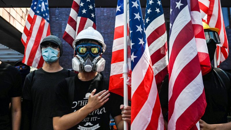 Студенты держат флаг США и поют «Звёздно-полосатое знамя» в Гонконгском университете 20 сентября 2019 года, выступая за принятие Конгрессом США закона о правах человека и демократии в Гонконге. (Anthony Wallace/ via AFP Getty Images) 
