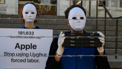 Активисты создали макет уйгурского лагеря принудительного труда возле флагманского магазина Apple в Вашингтоне, округ Колумбия, 4 марта 2022 года, чтобы призвать Apple прекратить использование принудительного труда уйгуров. (NicholasKamm/AFP/GettyImages)