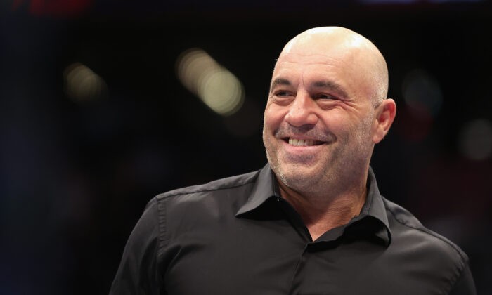 Джо Роган во время турнира UFC 274 в Footprint Center в Фениксе, штат Аризона, 7 мая 2022 года. (Фото: Christian Petersen/Getty Images)
