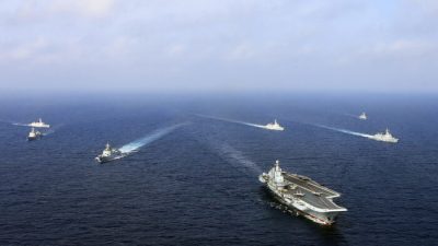 Китайские авианосцы демонстрируют силу растущего военно-морского флота Пекина в спорных водах в Восточно-Китайском море, 23 апреля 2018 года. Фото: AFP via Getty Images