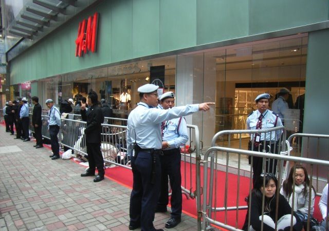 Покупатели ждут торжественного открытия известного модного магазина H&M в Гонконге. Фото: Мадонна ХМ/wikimedia.org/CC BY-SA 2.5