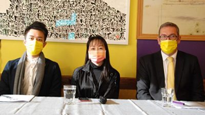 В начале июня 2022 года соучредитель Hong Kong Watch Эйлин Калверли предложила «План защиты правозащитников» членам парламента Канады, надеясь, что Канада продолжит и расширит масштабы своей «Программы спасательных шлюпок», чтобы защитить больше гонконгцев. Фотография сделана 7 января 2006 года: (Слева направо) Рэй Вонг Той-юнг, Эйлин Калверли, Бенедикт Роджерс из «Гонконгской вахты». (Yi Ling/The Epoch Times) 