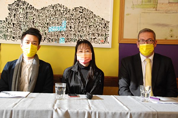 В начале июня 2022 года соучредитель Hong Kong Watch Эйлин Калверли предложила «План защиты правозащитников» членам парламента Канады, надеясь, что Канада продолжит и расширит масштабы своей «Программы спасательных шлюпок», чтобы защитить больше гонконгцев. Фотография сделана 7 января 2006 года: (Слева направо) Рэй Вонг Той-юнг, Эйлин Калверли, Бенедикт Роджерс из «Гонконгской вахты». (Yi Ling/The Epoch Times) 