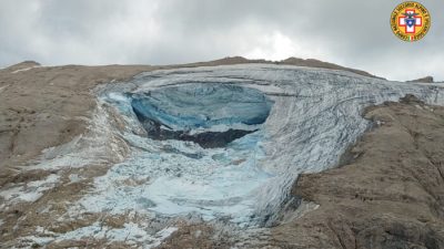 Ледник, большая часть которого откололась, в итальянских Альпах недалеко от Тренто, 3 июля 2022 года. Фото: Corpo Nazionale Soccorso Alpino e Speleologico via AP