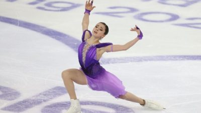 Россиянка Камила Валиева выступает в короткой программе среди женщин на Кубке Ростелекома 2021, Гран-при по фигурному катанию в Сочи, Россия, 26 ноября 2021 г. (Димитар Дилкофф/AFP/ Getty Images)