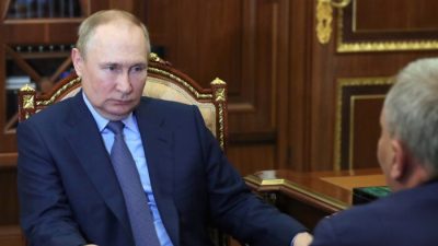 Президент России Владимир Путин слушает Юрия Борисова, нового генерального директора Российской государственной космической корпорации «Роскосмос», Кремль, Москва, 26 июля 2022 года. (Mikhail Klimentyev/Sputnik/Kremlin Pool Photo via AP)