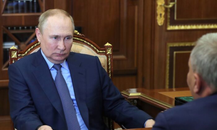 Президент России Владимир Путин слушает Юрия Борисова, нового генерального директора Российской государственной космической корпорации «Роскосмос», Кремль, Москва, 26 июля 2022 года. (Mikhail Klimentyev/Sputnik/Kremlin Pool Photo via AP)