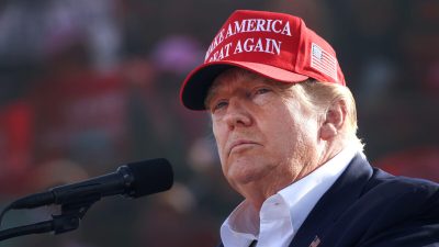Бывший президент Дональд Трамп выступает на митинге на автостраде I-80 в Гринвуде, штат Небраска, 1 мая 2022 года. Фото: Scott Olson/Getty Images 