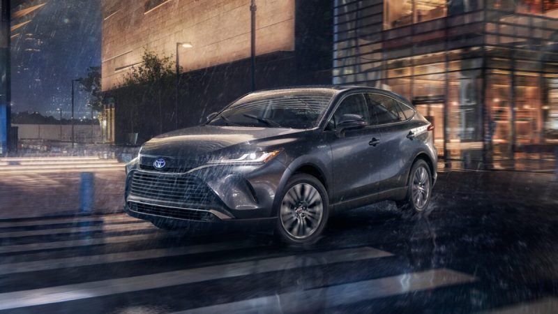 Новый кроссовер Toyota Venza Limited 2021 Toyota Venza 2021 года в цвете Costal Gray Metallic. (Любезно предоставлено Toyota)