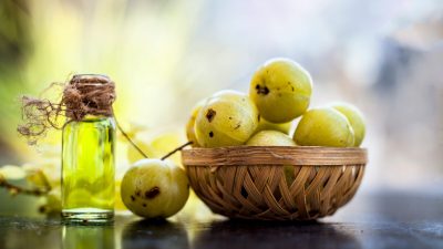 Амла, возможно, не самая вкусная закуска, но этот суперфрукт, богатый питательными веществами и антиоксидантами, не зря заслужил статус священного растения. mirzamlk/Shutterstock
