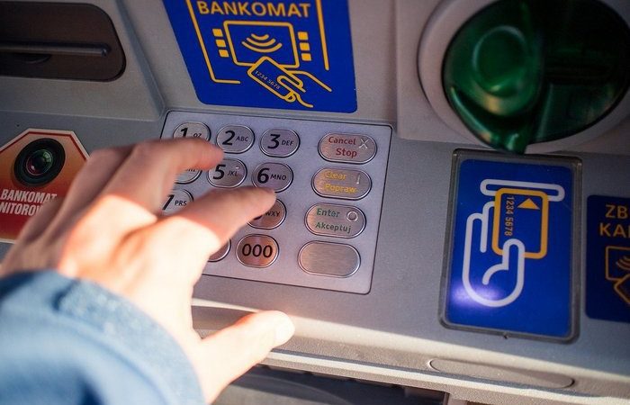 Банкоматы не принимают новые сторублёвые купюры Рука на панели банкомата