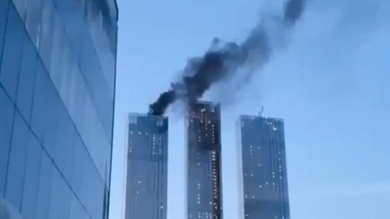 На крыше башни Capital Towers в «Москве-сити» начался пожар. Скриншот/youtube.com 