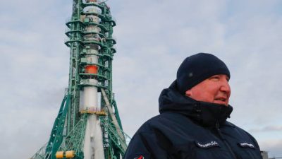 Глава российского космического агентства «Роскосмос» Дмитрий Рогозин перед космическим кораблём «Союз МС-20». Фото: SHAMIL ZHUMATOV/POOL/AFP via Getty Images