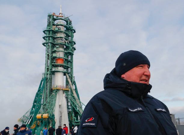 Европейское космическое агентство прекращает сотрудничество с «Роскосмосом» по ExoMars-2022 Глава российского космического агентства «Роскосмос» Дмитрий Рогозин перед космическим кораблём «Союз МС-20». Фото: SHAMIL ZHUMATOV/POOL/AFP via Getty Images