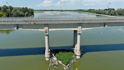 Мост через реку По, Италия, 5 июля 2022 года. Уровень воды катастрофически упал.  Фото: MARCO SABADIN/AFP via Getty Images 