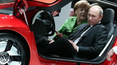 Канцлер Германии Ангела Меркель и президент России Владимир Путин в автомобиле Volkswagen XL 1 Hybrid, 12 апреля 2013 года. Фото: RONNY HARTMANN/AFP via Getty Images 