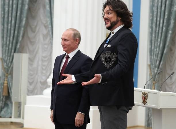 Президент России Владимир Путин с поп-певцом Филиппом Киркоровым во время церемонии вручения государственных наград в Кремле в Москве 15 ноября 2017 года. Фото: MIKHAIL KLIMENTYEV/AFP via Getty Images 
