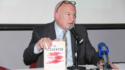 Правозащитник Итан Гутман, автор книги «Бойня: массовые убийства, изъятие органов и тайное решение Китая проблемы инакомыслия», выступает на форуме в Ванкувере, Канада, 25 октября 2014 г. Фото: Sheng Yu/The Epoch Times 