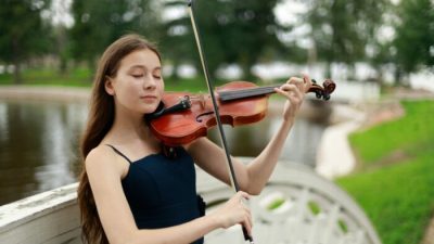 Музыка звучит в прямом и переносном смысле, вызывает эмоции и изменяет наше мышление. Такие эффекты происходят не только в сознании, но и в теле. (Vladimirkarp/Shutterstock)