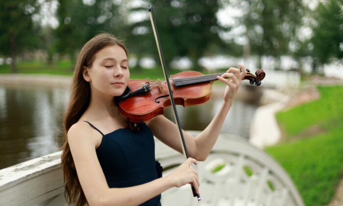 Музыка звучит в прямом и переносном смысле, вызывает эмоции и изменяет наше мышление. Такие эффекты происходят не только в сознании, но и в теле. (Vladimirkarp/Shutterstock)