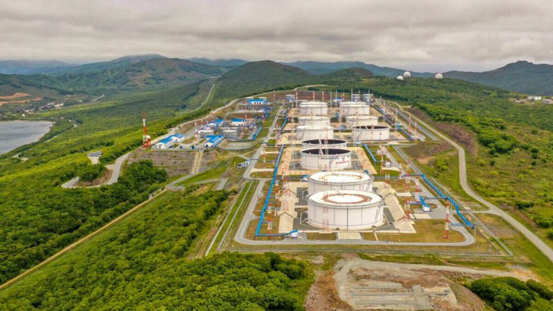 Нефтяные резервуары нефтепровода «Транснефть» на нефтебазе Козьмино на берегу залива Находка, Россия, 13 июня 2022 года. Фото: Tatiana Meel/Reuters 