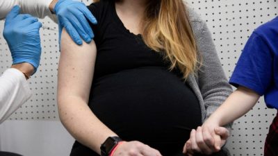 Беременная женщина получает вакцину COVID-19 в Швенксвилле, штат Пенсильвания, 11 февраля 2021 года. (Hannah Beier/Reuters)