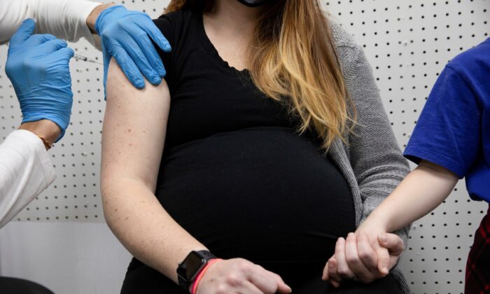 Беременная женщина получает вакцину COVID-19 в Швенксвилле, штат Пенсильвания, 11 февраля 2021 года. (Hannah Beier/Reuters)
