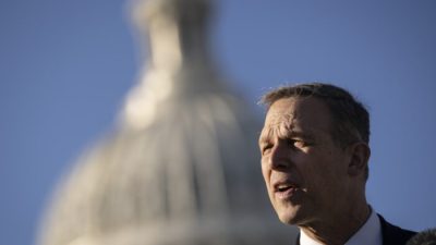 Член палаты представителей Конгресса США Скотт Перри с журналистами в Вашингтоне 28 февраля 2022 г. (Drew Angerer/Getty Images)