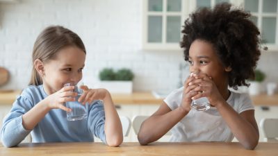 Вода — одно из самых жизненно необходимых и важных веществ, которые вы можете принять в свой организм. (Shutterstock)
