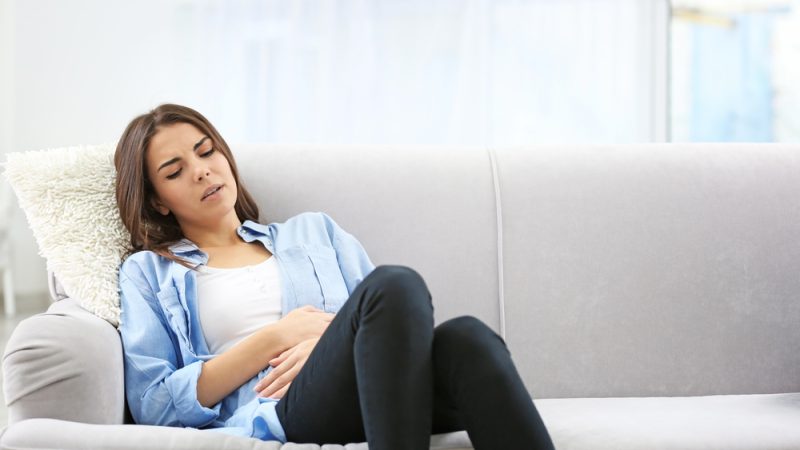 Как правило, боль возникает до, во время или сразу после менструации. Shutterstock