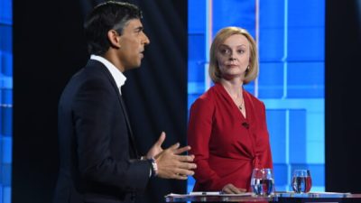 Кандидаты в лидеры консерваторов Риши Сунак (слева) и Лиз Трусс во время дебатов в Riverside Studios в Лондоне 17 июля 2022 года. (Jonathan Hordle/ITV/PA Media)