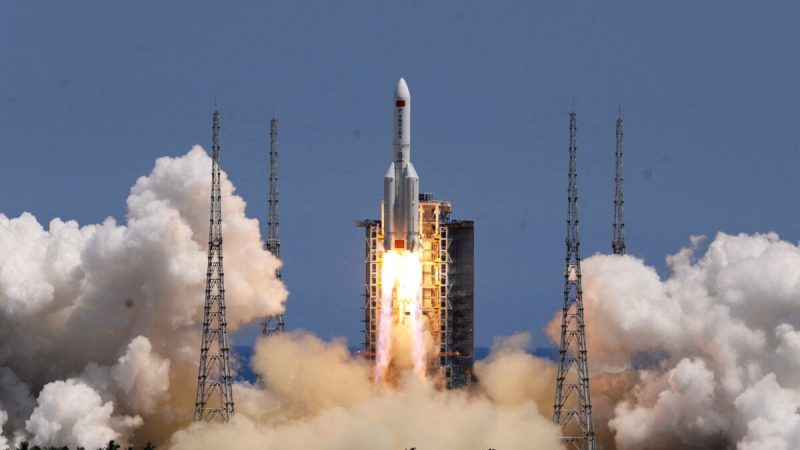 Ракета Long March-5B Y3, несущая лабораторный модуль «Вэньтянь» для строящейся китайской космической станции, взлетает с космодрома Вэньчан в провинции Хайнань, Китай, 24 июля 2022 года. (China Daily via REUTERS/File Photo) 
