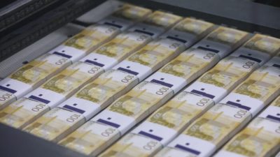 Российские 100-рублёвые банкноты нового дизайна на полиграфической фабрике Гознака в Москве, Россия, 6 июля 2022 года. (Moscow News Agency/Handout via Reuters)