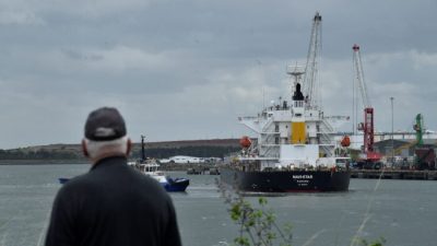 Судно из Одессы, Украина, под флагом Панамы прибывает в порт Фойнс, Ирландия, с 33 тыс. тонн украинской кукурузы, 20 августа 2022 года. (Clodagh Kilcoyne/Reuters)