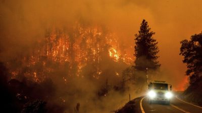 Пожарная машина едет по Калифорнийскому шоссе 96 во время пожара МакКинни в Национальном лесу Кламат, Калифорния, 30 июля 2022 года. (Noah Berger/AP Photo)