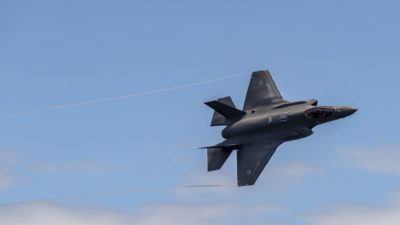 Самолёт F-35A Lightning II Королевских ВВС Австралии выполняет полёт над HMAS Sydney во время серийного воздушного боя у побережья Нового Южного Уэльса, Австралия, 11 декабря 2020 года. (LSIS Leo Baumgartner/ADF)

