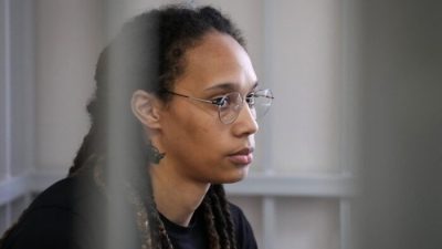 Игрок WNBA и двукратный золотой призёр Олимпийских игр Бритни Гринер сидит в клетке в зале суда перед слушанием в подмосковных Химках 27 июля 2022 года. (Alexander Zemlianichenko/AP Photo)