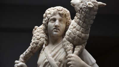 Деталь мраморной статуи «Добрый пастырь», около 300-350 гг., неизвестного художника, в катакомбах Домитиллы, музеи Ватикана. (Carole Raddato/CC BY-SA 2.0) 