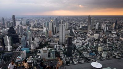 Люди сидят на смотровой площадке небоскрёба King Power Mahanakhon в Бангкоке 25 октября 2021 года. (Jack Taylor/AFP via Getty Images)